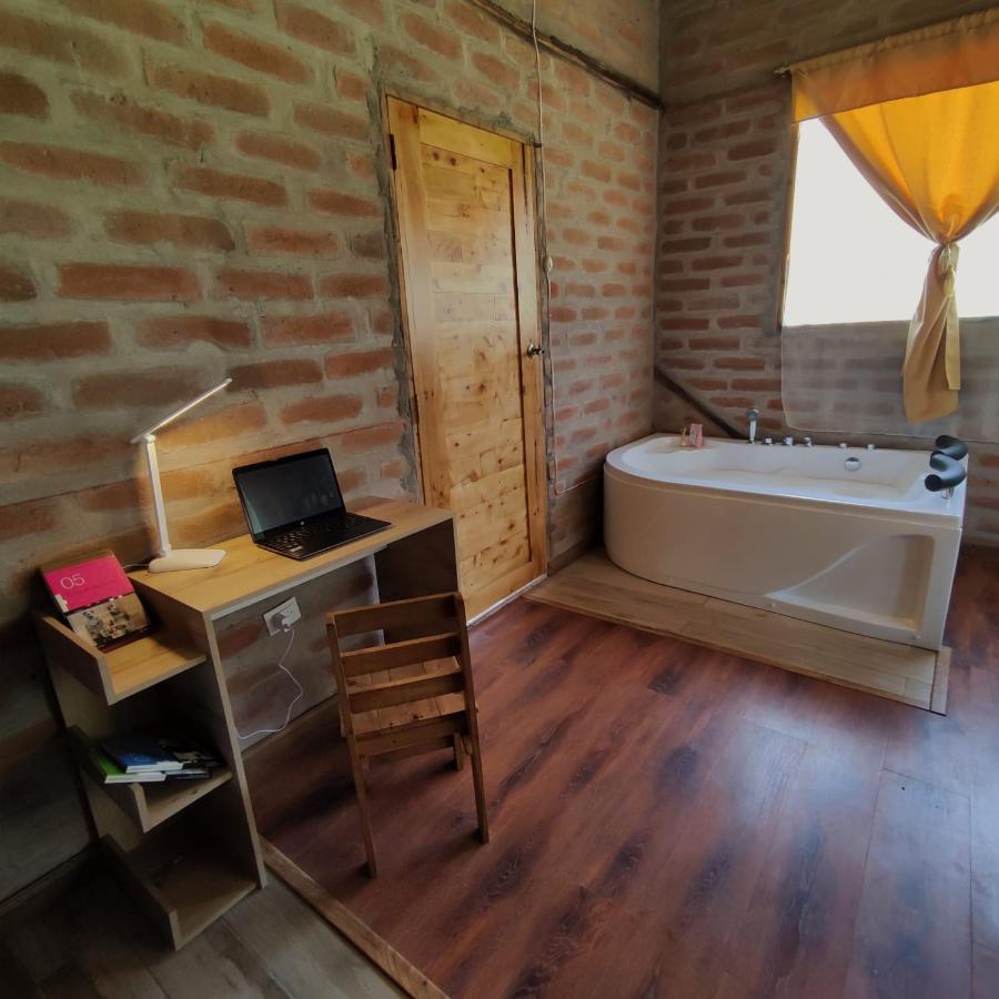 El Castillo Del Lobo Pululahua Bed & Breakfast Quito Eksteriør bilde